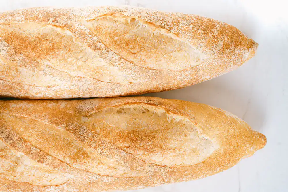 Baguettes artesanas largas y doradas