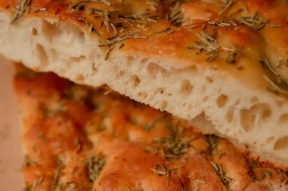 Focaccia tierna con romero y aceite de oliva