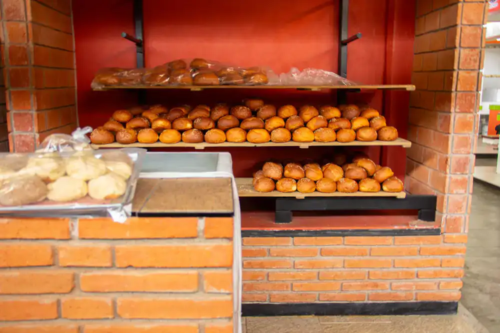 Estantes con pan recién horneado